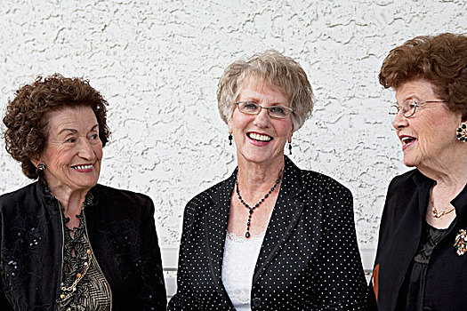 三个女人,交谈,一起,埃德蒙顿,艾伯塔省,加拿大