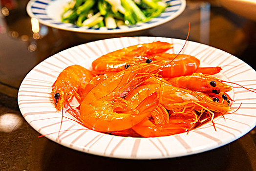 台湾着名的海鲜餐厅,新鲜的虾子,清蒸后鲜嫩甜美