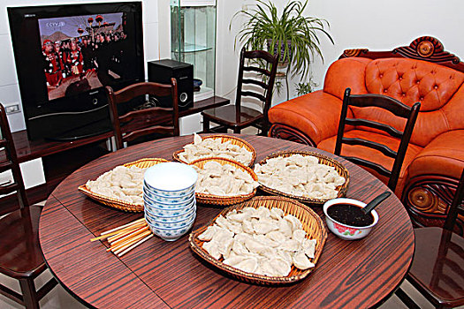 圆桌上的饺子