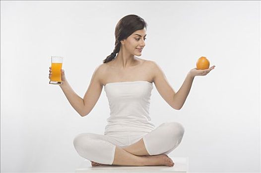 女人,拿着,橙色,玻璃杯,橙汁