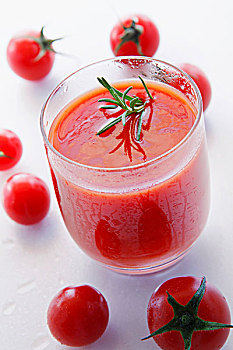 玻璃杯,番茄汁,迷迭香