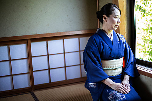 日本,女人,穿,传统,鲜明,蓝色,和服,色彩,阔腰带,跪着,地板,日式房屋