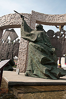 西安大雁塔南广场建造的雕塑群唐代画家吴道子