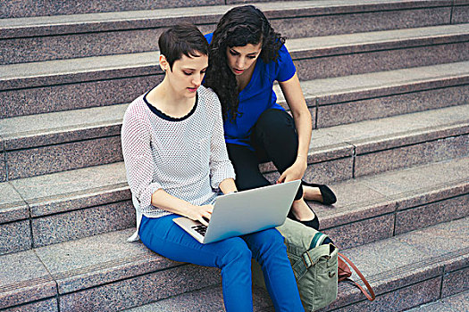 两个女人,坐,看,笔记本电脑