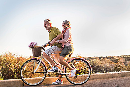 两个,老人,女人,一起,老,自行车,户外活动,幸福,自由,工作,概念,阳光,微笑