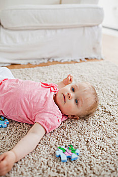 可爱,金发,婴儿,玩,拼图,躺着,地毯