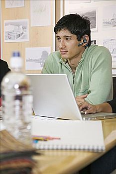 商务人士,坐,正面,笔记本电脑,穿,蓝牙耳机