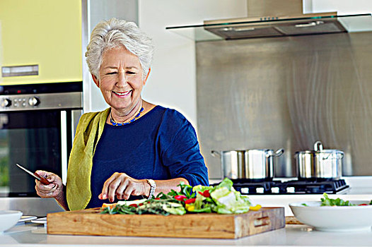 老年,女人,切,蔬菜,厨房