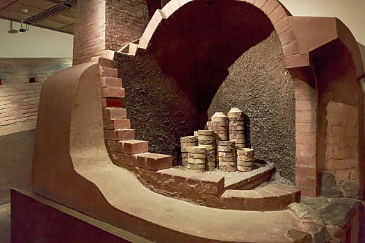 上海博物馆内瓷器烧制馒头窑复原模型