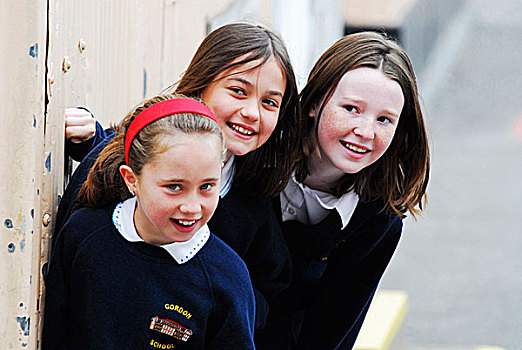 英国,英格兰,伦敦,三个女孩,微笑,学校