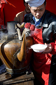 北京春节庙会上的大铜茶壶