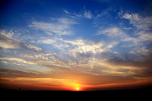 夕阳地平线太阳暖色调