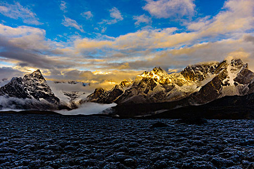 贡嘎山嘎玛沟雪山日照金山夕阳