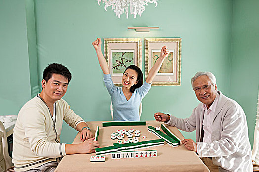一家人打麻将