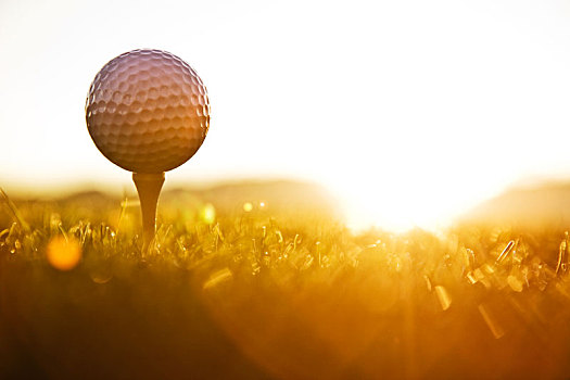 高尔夫球,球座,就绪,击打,太阳,向上