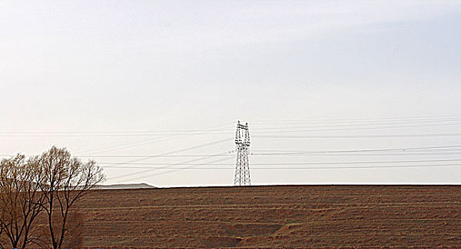 田野中的高压线塔
