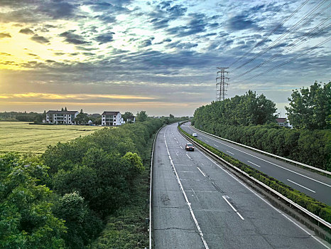 损毁路面,道路坑洼