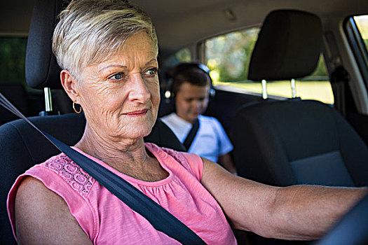 祖母,驾驶,汽车,孙子,坐,后座