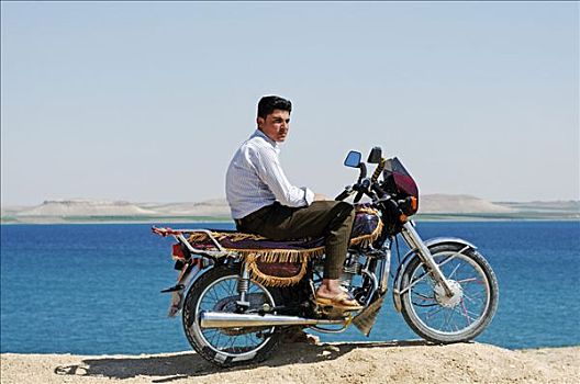 男青年,摩托车,水库,叙利亚,亚洲