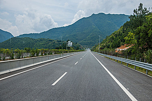 山谷中的高速公路