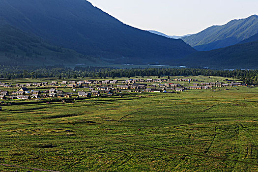 喀纳斯景区山谷里的村庄