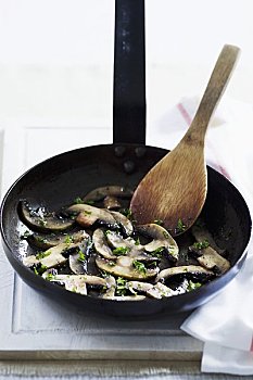油炸,蘑菇,西芹,煎锅