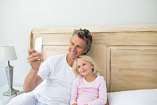 父亲,女儿,手机,卧室,微笑