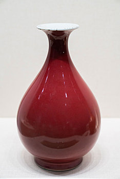 清代,霁红釉玉壶春瓷瓶