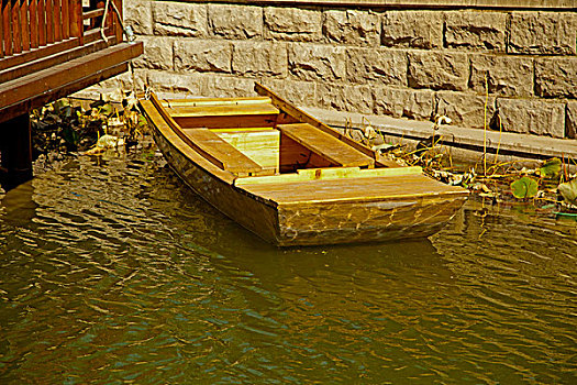 河道中的木船