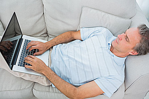 男人,躺着,沙发,打字,笔记本电脑,在家,客厅