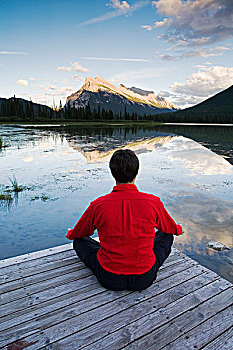 中年,男人,沉思,码头,弗米利恩湖,班芙国家公园,艾伯塔省,加拿大