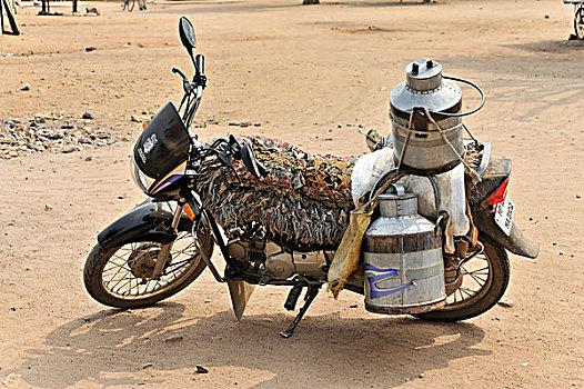 摩托车,牛奶罐,克久拉霍,中央邦,印度,亚洲