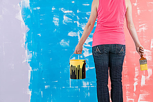 女人,拿着,粉刷,油漆桶