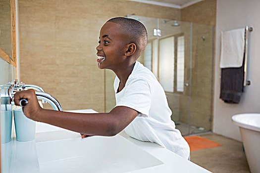 侧面视角,微笑,男孩,牙刷,看,镜子,家庭浴室