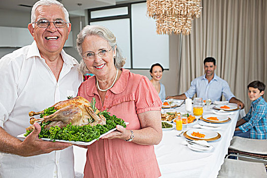 祖父母,拿着,鸡肉,烤,家庭,餐桌