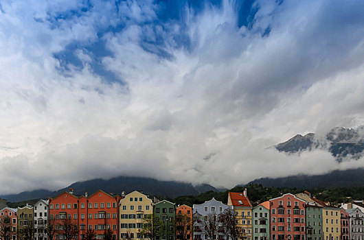 奥地利因斯布鲁克,阿尔卑斯山下一排色彩鲜艳的建筑
