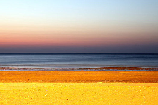 金色的沙滩银色的海