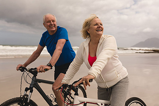 老年,夫妻,骑自行车,海滩