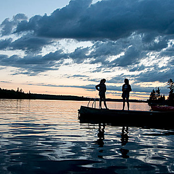 两个女人,站立,码头,黄昏,湖,木头,安大略省,加拿大