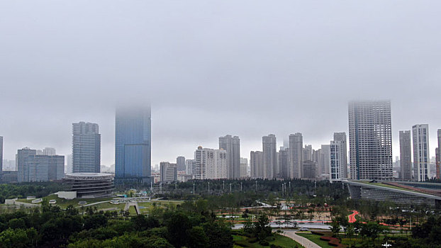 山东省日照市,海边云雾缭绕清凉舒适,气候宜人堪称避暑胜地