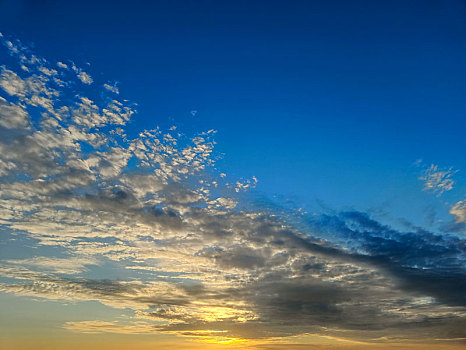 云海红日,湛蓝天空