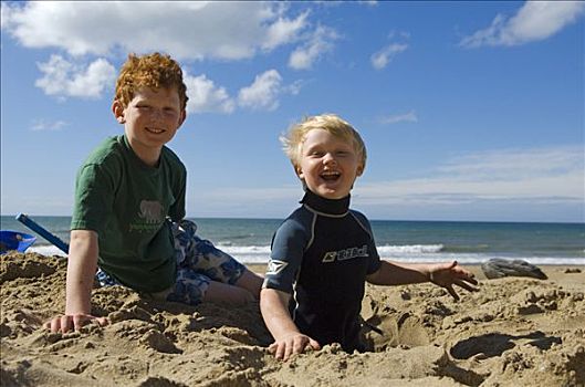 英国,威尔士,锡尔迪金,两个男孩,享受,玩,海滩