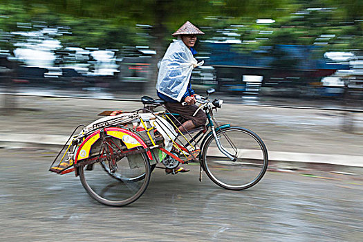 缅甸,曼德勒,男人,自行车,雨
