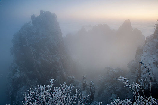 最美黄山冬雪时-晨曦中的始信峰