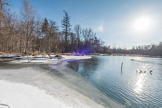 冬季长白山夕阳下的雪地树林冰河