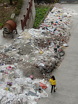 重庆市云阳县外郎乡的农村公共服务中心垃圾场