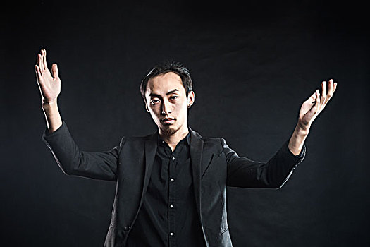 亚洲男子