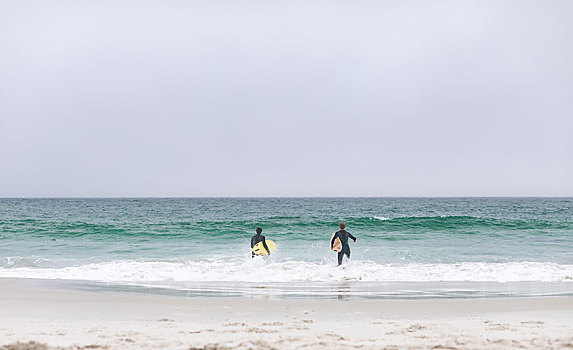 男性,朋友,跑,海滩,拿着,冲浪板