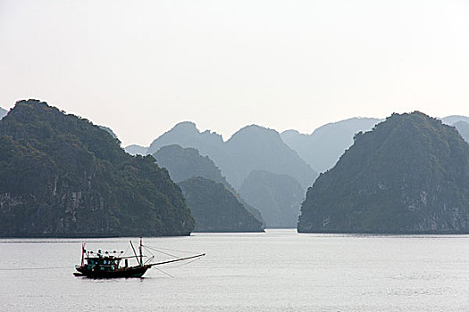 渔船,正面,石灰石,悬崖,下龙湾,海湾,北越,越南,亚洲