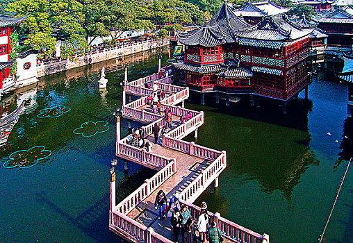 上海豫园的标志性景观湖心亭和九曲桥